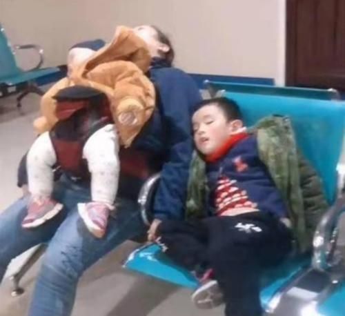小儿子|为什么当初要二胎的人后悔了？这6张照片说明了一些道理