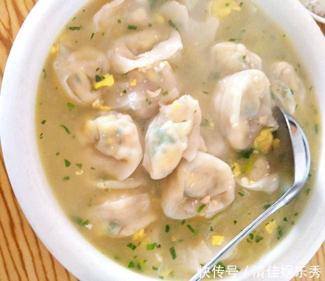 饺子|吃剩的饺子别乱扔,周末制成简易版早餐,15分钟做好,鲜香嫩滑!