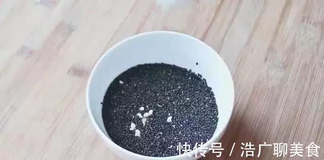 糯米粉最好吃的做法，开水一烫，大刀一切，全家人都有爱吃