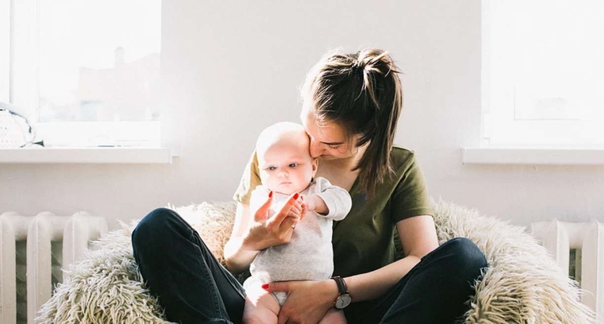 孩子|新生儿的皮肤特别娇嫩,父母帮孩子洗澡时,要保护好新生儿的皮肤