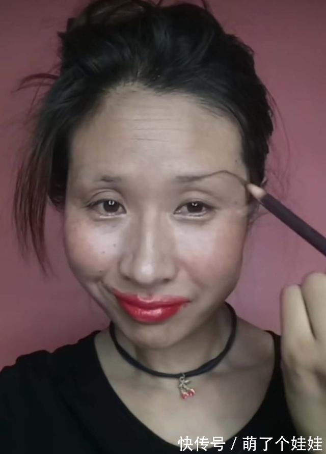 丑小鸭|网友展示自己的化妆术,一秒前还是丑小鸭,一秒后变成女神!
