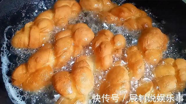 油炸|女儿想吃麻花，自己在家就可以做，淋上蜂蜜，香甜松软，太香了