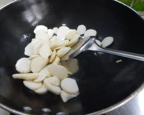 濕氣重的女性，每天當(dāng)零食吃兩個(gè)，口臭雀斑不來(lái)找，血管不堵，腰圍變細(xì)了