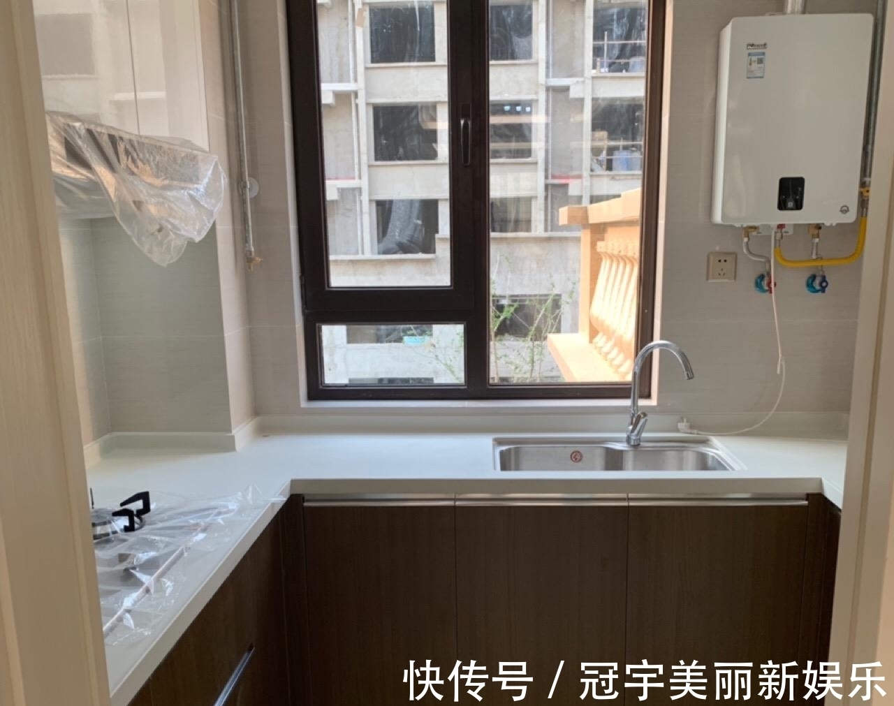 主卧|等了两年精装房终于交付,装修还不错,有阳台的房间给儿子住!