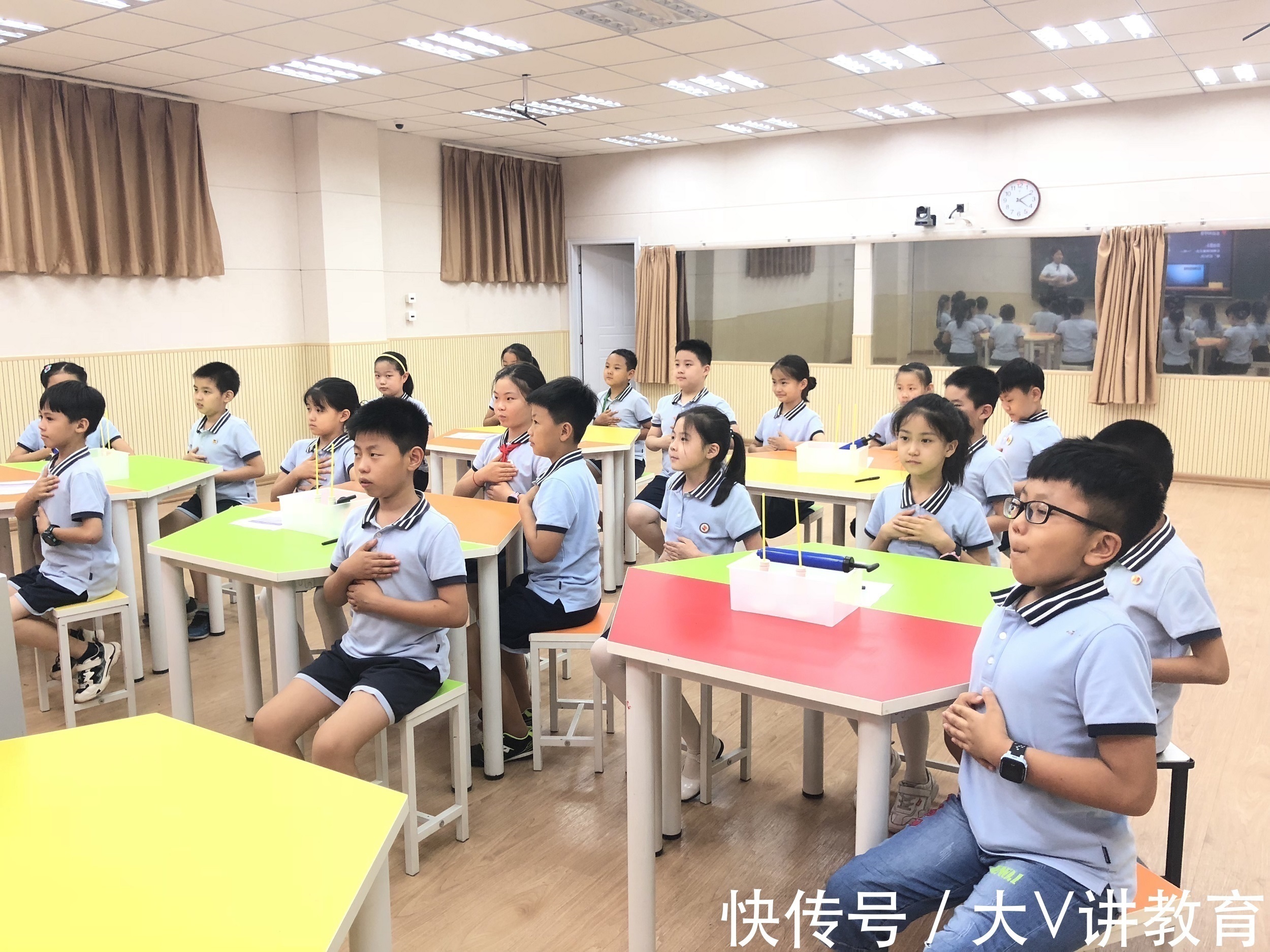 家长$小学生被罚写“爷”字，家长看后哭笑不得，网友：爷爷戴墨镜了？