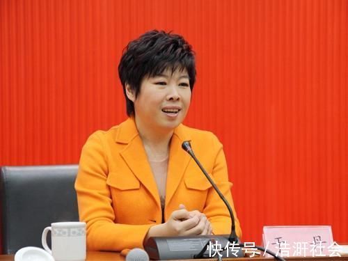 超短裙$“学术骗子”于丹和“短裙”的料,被扯掉“网红”光环的业余教授