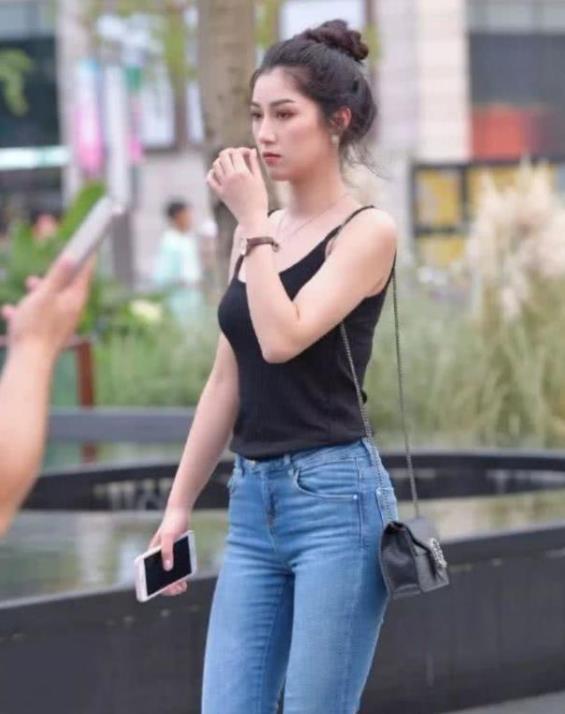 抹胸|长发披肩的小姐姐,身穿深蓝色的抹胸连衣裙,看上去十分的苗条