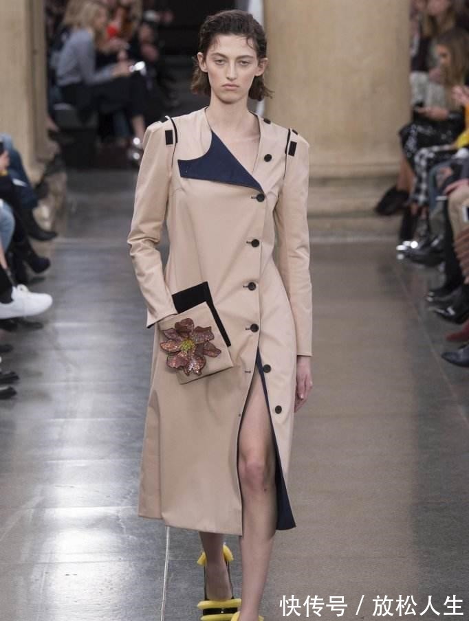 街拍|高跟鞋竟放“刷碗海绵”, 不磨脚只卖800英镑值吗!