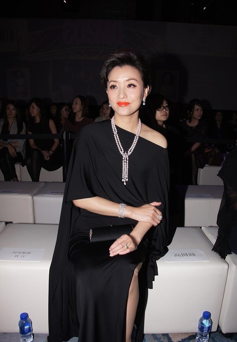 洋气|杨澜:腹有诗书气自华,一袭黑色斜肩连衣裙高级洋气,气质端庄