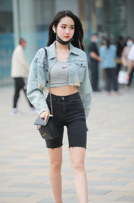 搭配|短款牛仔夹克搭配黑色五分裤, 青春靓丽, 酷飒有型