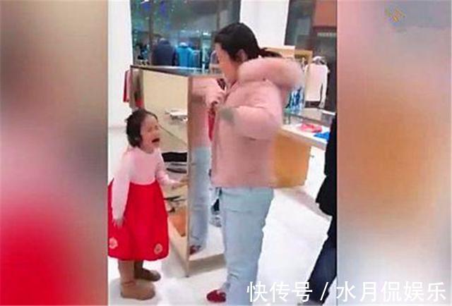 家长|因不给买娃娃,5岁女儿在商场连踹妈妈三脚,爸爸的反应太霸气!
