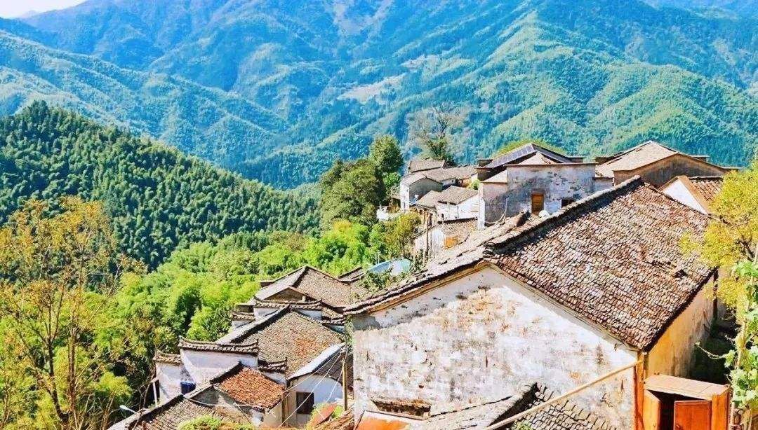 家家户户|安徽一美丽小众古村,建在山脊之上,天空景色美不胜收,游客却少