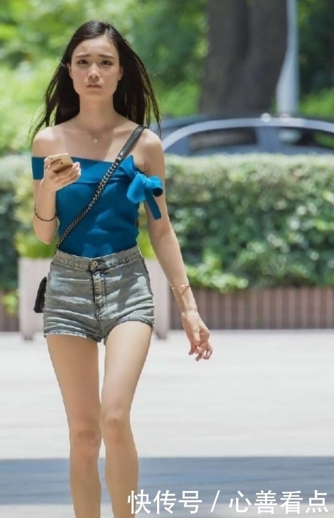 紧身衣|街拍：小姐姐下穿高腰牛仔短裤上面搭配蓝色露肩紧身衣，非常漂亮
