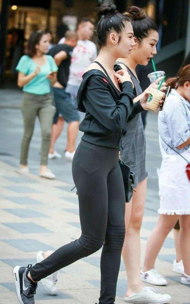 前卫 黑色露肩上衣搭配黑色打底裤,搭配很和谐,深受人们喜爱