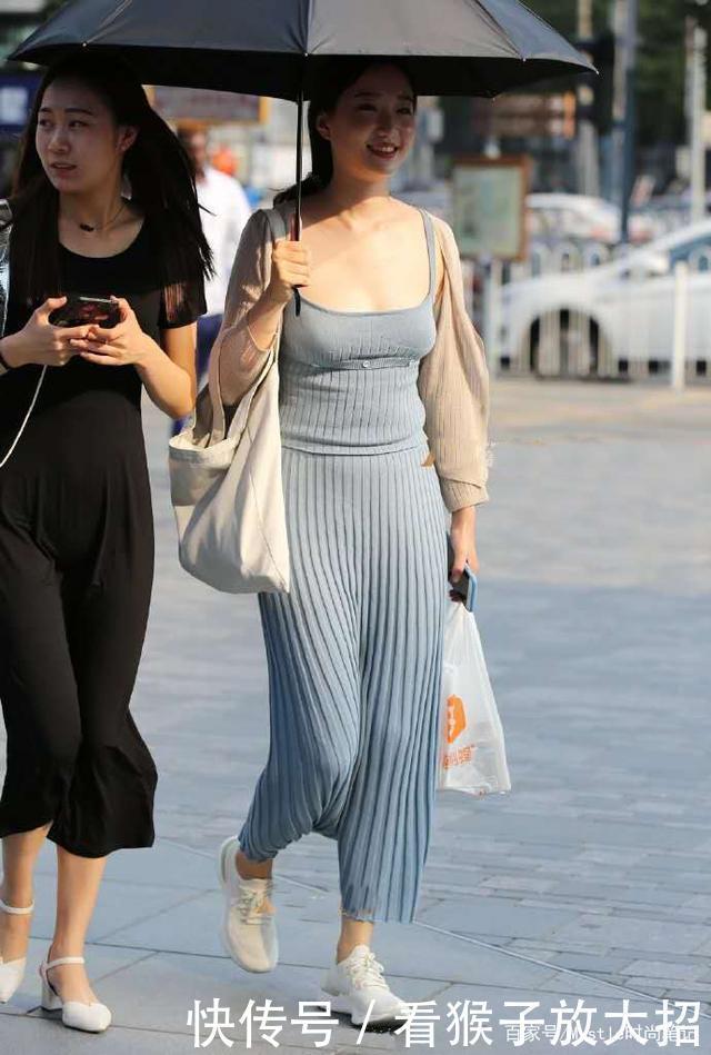 女生都爱的吊带连衣裙,搭配白色运动鞋活力十足,夏末出门不用愁