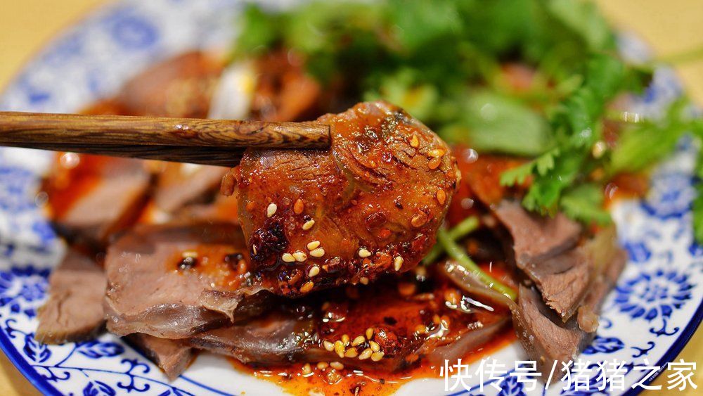 这样卤出来的牛肉颜色自然红润，不干不柴，卤香味十足，太攒劲了