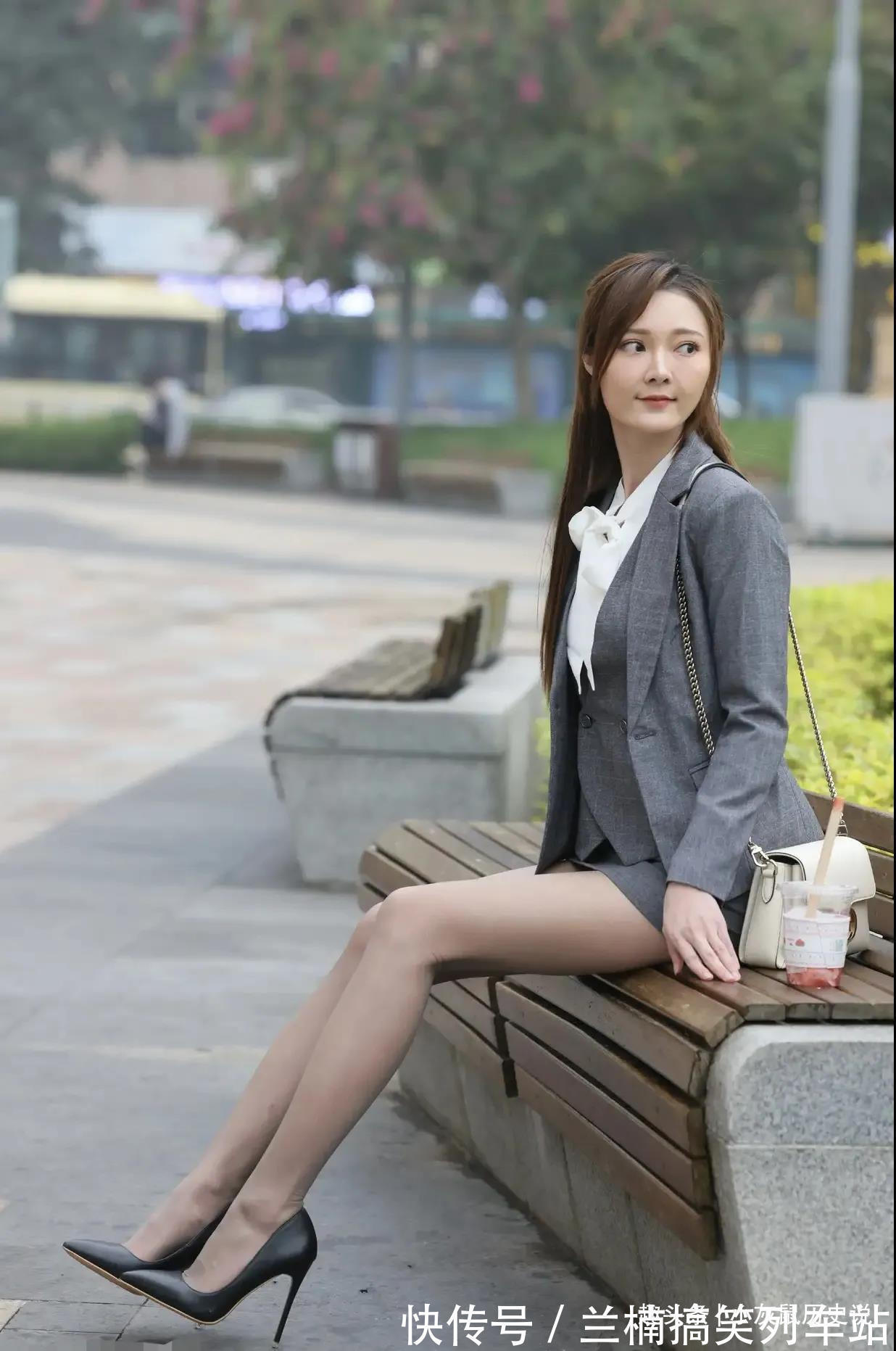 女性们 职场通勤装越来越时尚,可穿出端庄大气的美,突显女性们特有美感