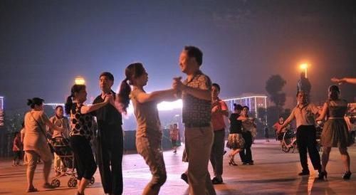 广场舞|70岁的老年人,经常做3个运动,活到90岁也不是大问题