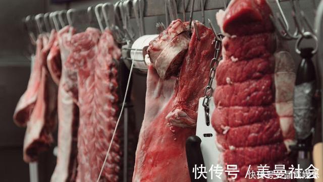 羊肉用清水是洗不干净的,学会多放2样,血污跑出来,吃着更放心