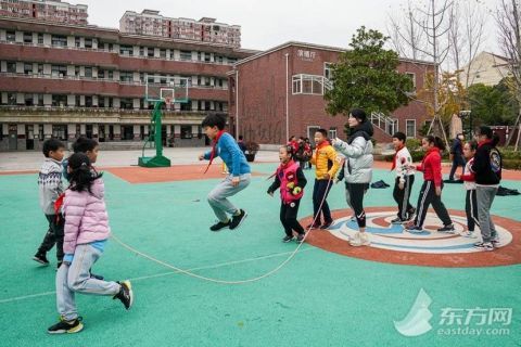 家门口|家门口的体育特色学校｜每个学生书包里都有一根跳绳