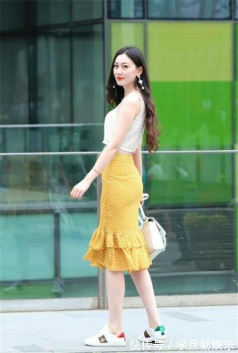 小蛮腰 美女一身黑色系搭配,尽显神秘的美感,散发成熟女性的魅力