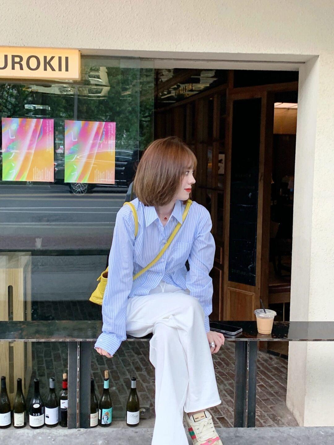 穿搭 秋冬,一件条纹衬衫让你美出新高度,搭配白色直筒裤,高级又洋气