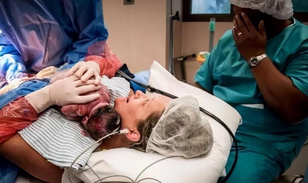 顺产|国外产妇直播生娃,不走寻常路用手拽出来,网友:不愧是战斗民族