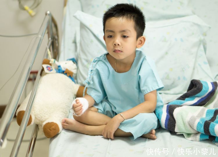 孩子|儿子一上学就喊肚子疼,父母责怪孩子骗人,知道真相后父母很自责