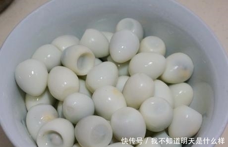 煮鹌鹑蛋|鹌鹑蛋好吃难剥皮?学会3个妙招,5分钟剥一盘,鹌鹑蛋嫩又滑