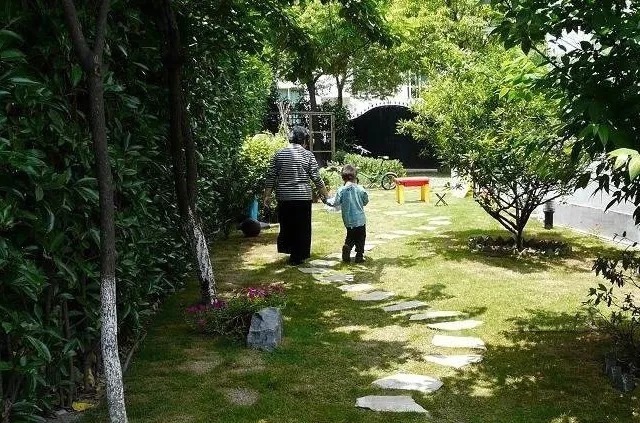 表情|孙子打针奶奶却火了!祖孙俩表情神同步,网友:真是亲孙子