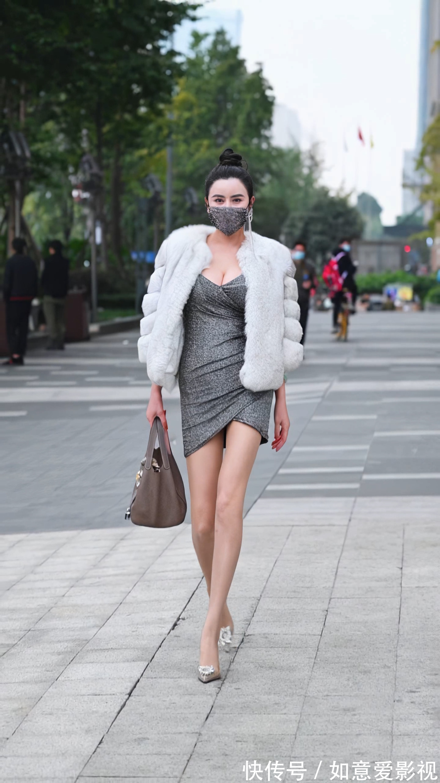 高贵 如何穿搭能够显得高贵?学学这位女士,高跟鞋包臀裙就够了