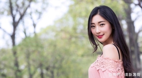 女人味|街拍:粉色上衣的美女,尽显甜美气感,彰显十足女人味,性感迷人