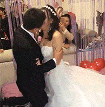 |搞笑GIF:哥们,你脑子真是聪明,在家就能玩过山车