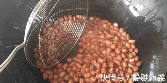 炸花生米，先放油就错了！大厨教你正确做法，香脆美味，不回潮