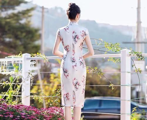 美女|现代旗袍风格依旧,但表面光影已经被美女融合