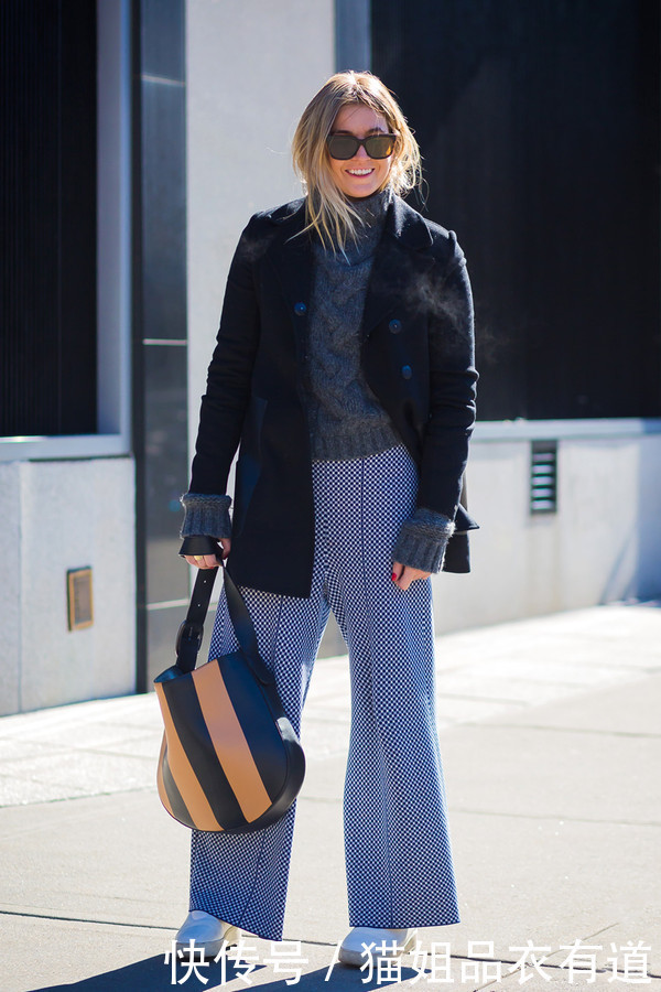 臃肿|大衣羽绒服里穿上这几件内搭,简单又顺眼,脱下外套更迷人