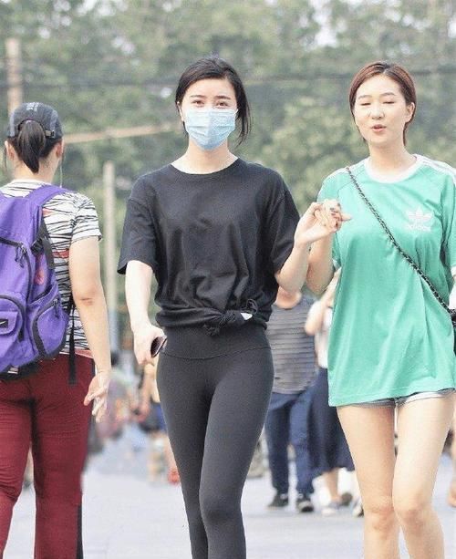街拍|街拍：图二穿黑色打底裤，精致勾勒出完美臀部曲线，时尚又性感！
