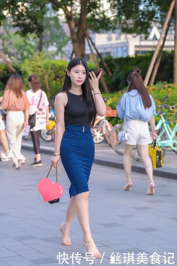 “宽胯”其实不用愁,半身裙化被动为主动,展现身材丰润的一面!