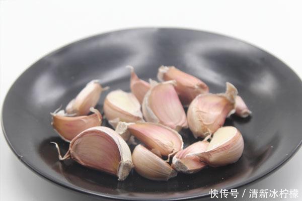 经常大蒜泡酒喝,好处有哪些?个个令人欣喜,总有适合你的