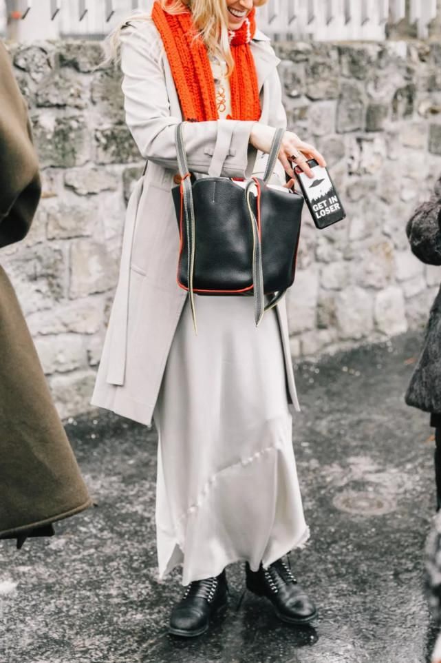 风衣+卫衣=初春最火混搭套路，时髦炸了！