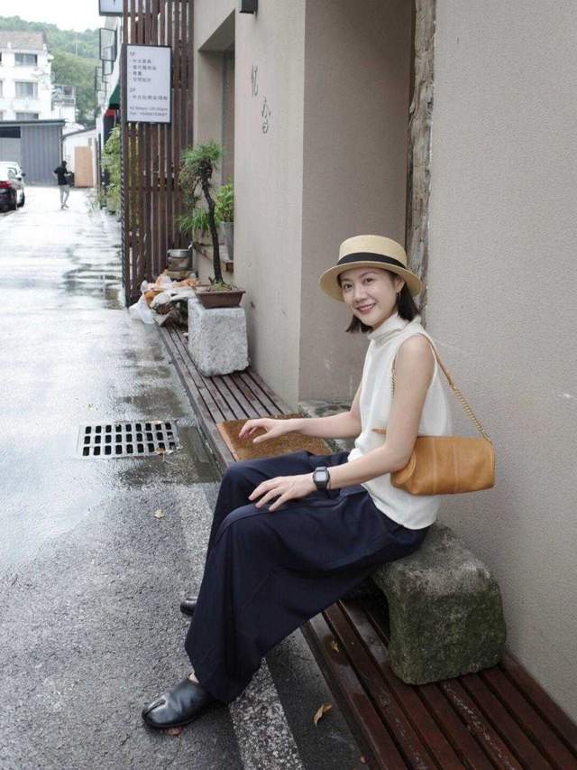 穿搭|秋季怎么穿舒适又洋气？白色卫衣搭配牛仔裤简约大气，减龄时髦