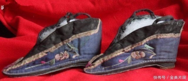 宫女们 高跟鞋不是现在才有,高跟鞋在清朝就很流行,宫女们都穿着高跟鞋