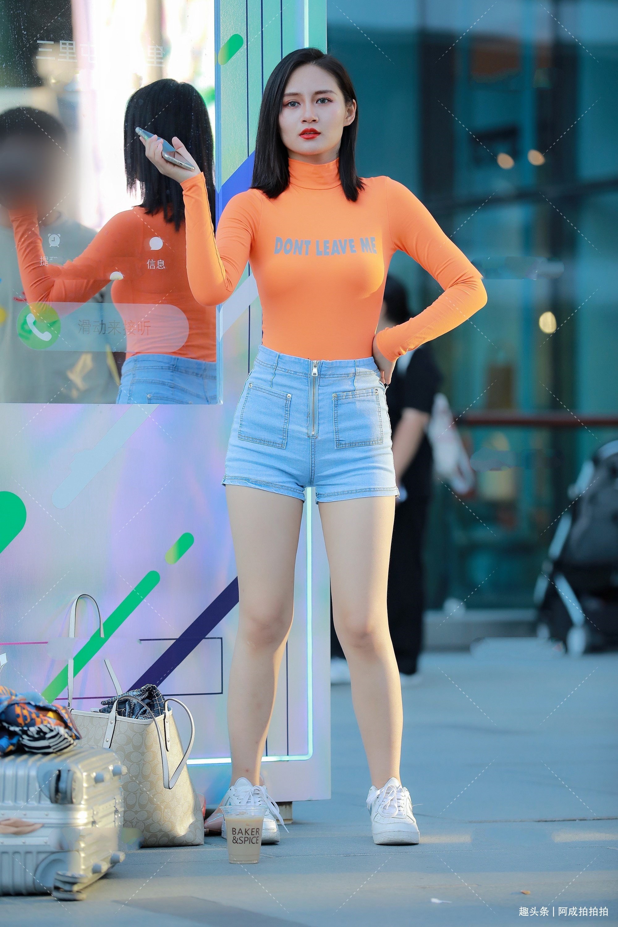 橙红色高领上衣搭配浅色牛仔短裤,明亮动人,热情似火