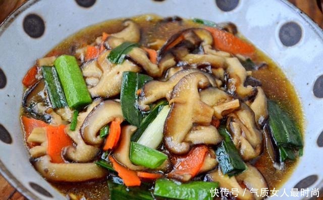 天冷就爱吃这菜，炒一炒五分钟就上桌，爽口美味，全家人都爱吃