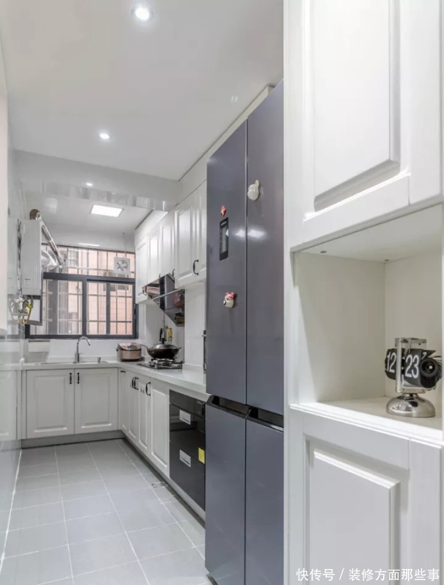 小立柜|96平北欧风三居室,玄关柜子占据整个墙面,一直延伸到客厅