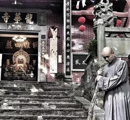 乐嘉首次公开露面，直播间潸然泪下，对《超级演说家》余怒未消