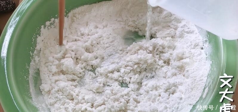 年糕|糯米粉开水烫一烫,比年糕简单,比糍粑好吃,一学就会