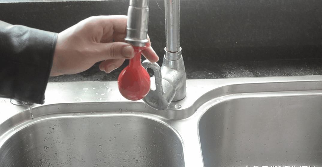 把气球放在马桶里面, 能解决家家户户都困扰的难题, 简直太实用了