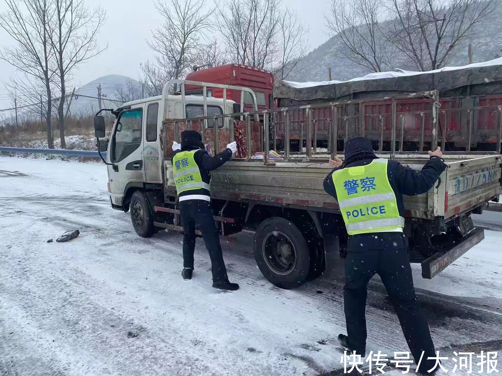 大姐|交警冒雪站岗执勤 热心大姐送来羊肉汤让他们驱寒气