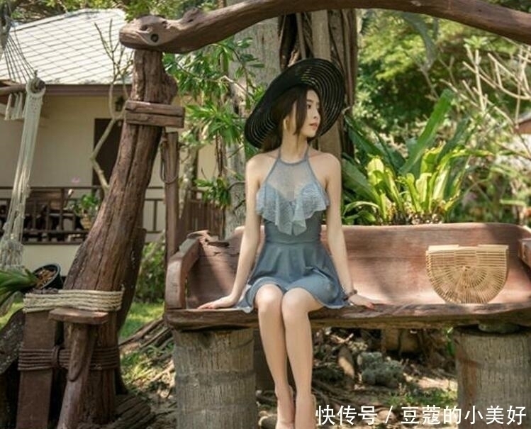 身材 性感蕾丝泳衣美女，展露的身材曲线优美，释放迷人的韵味